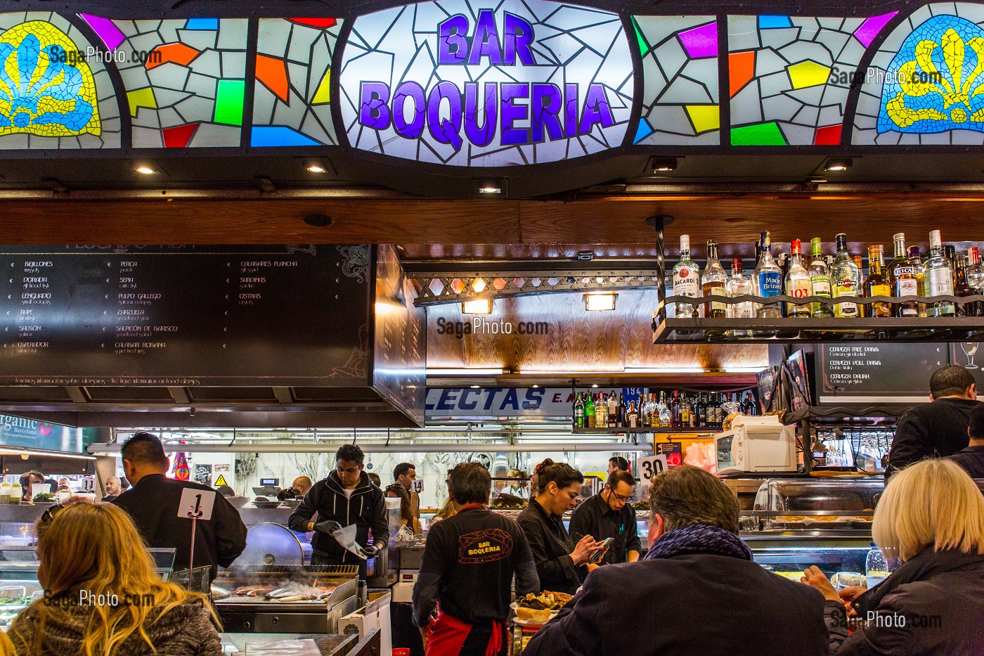 RESTAURANT BAR A TAPAS, MARCHE DE LA BOQUERIA (MERCADO SAINT-JOSEP), LA RAMBLA, BARCELONE, CATALOGNE, ESPAGNE 