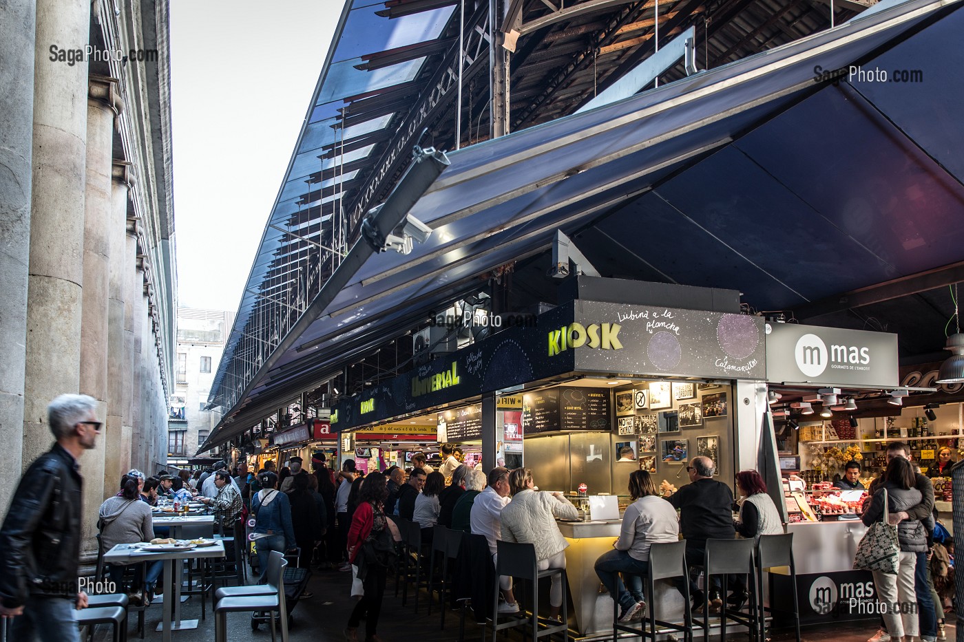 RESTAURANT BAR A TAPAS, MARCHE DE LA BOQUERIA (MERCADO SAINT-JOSEP), LA RAMBLA, BARCELONE, CATALOGNE, ESPAGNE 