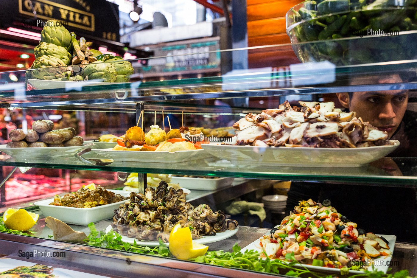 RESTAURANT BAR A TAPAS, MARCHE DE LA BOQUERIA (MERCADO SAINT-JOSEP), LA RAMBLA, BARCELONE, CATALOGNE, ESPAGNE 