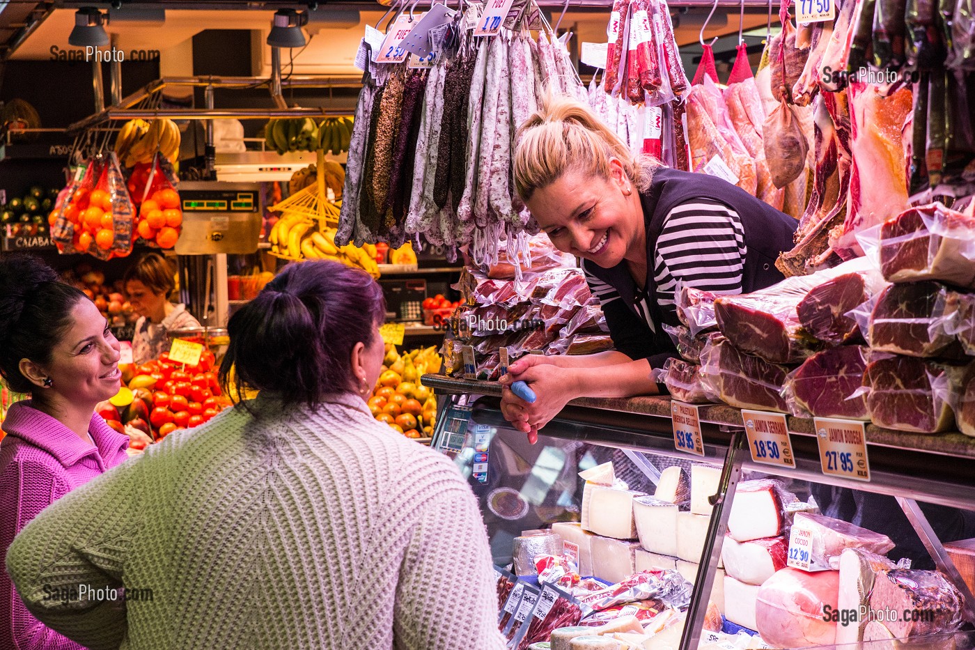 BOUTIQUE DE JAMBON FUME ET FROMAGE DE PAYS, MARCHE DE LA BOQUERIA (MERCADO SAINT-JOSEP), LA RAMBLA, BARCELONE, CATALOGNE, ESPAGNE 