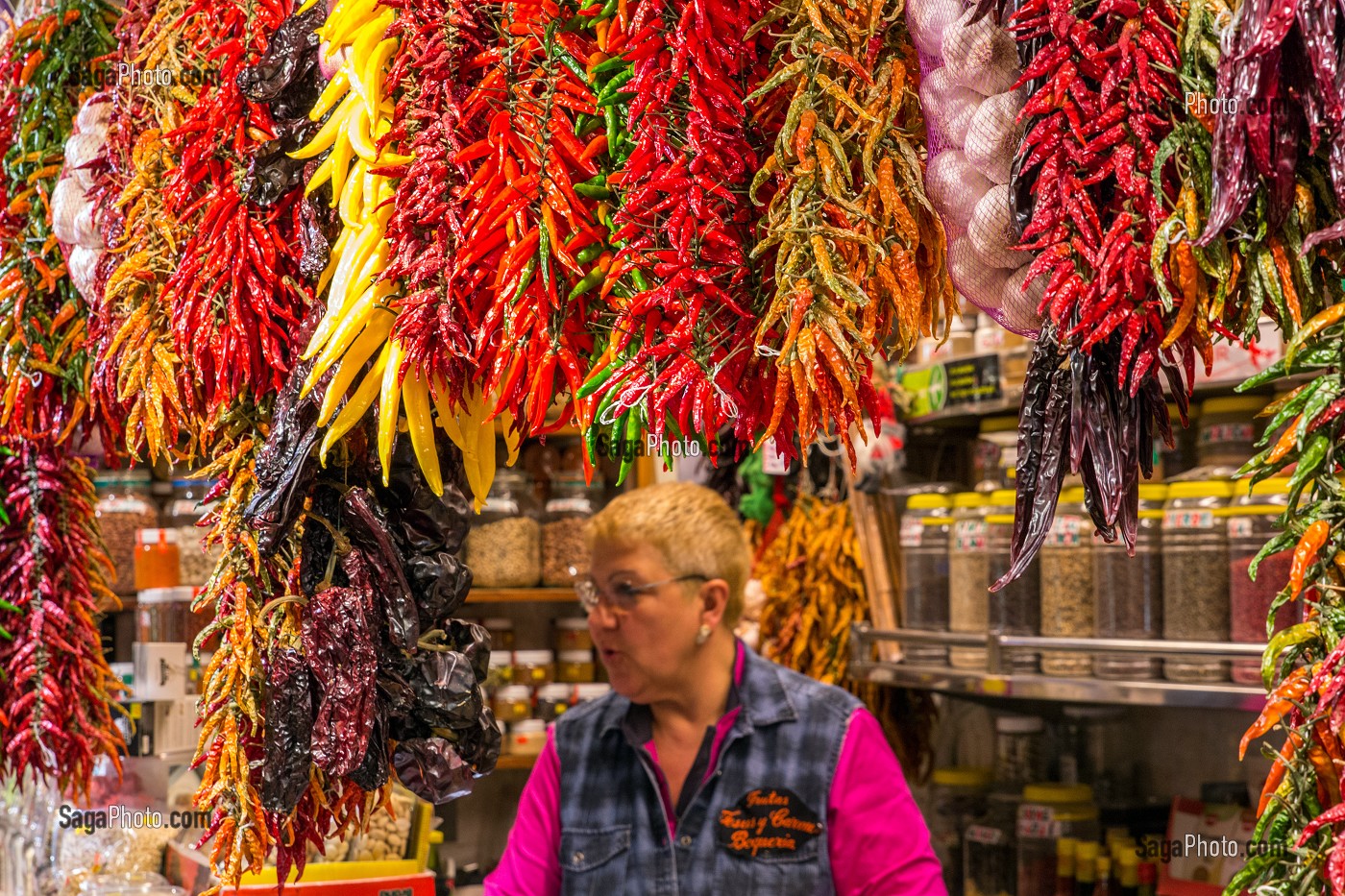 ETALAGE DE CONDIMENTS ET PIMENTS ESPAGNOLS, MARCHE DE LA BOQUERIA (MERCADO SAINT-JOSEP), LA RAMBLA, BARCELONE, CATALOGNE, ESPAGNE 