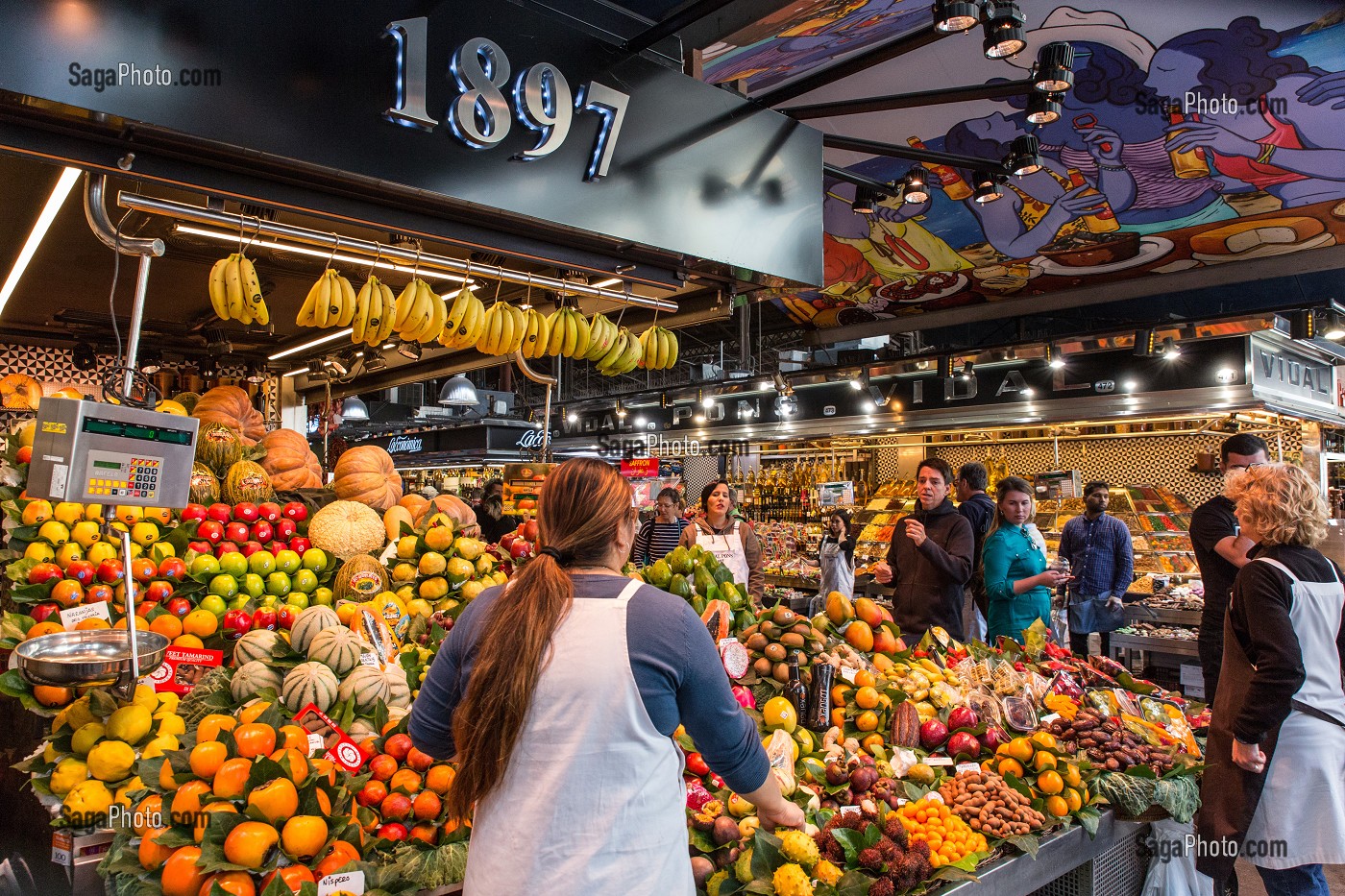 ETAL DE FRUITS ET LEGUMES, MARCHE DE LA BOQUERIA (MERCADO SAINT-JOSEPH), LA RAMBLA, BARCELONE, CATALOGNE, ESPAGNE 