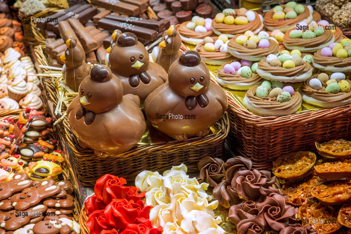 ETAL DE CHOCOLAT POUR LES FETES DE PAQUES (POULES ET OEUFS), MARCHE DE LA BOQUERIA (MERCADO SAINT-JOSEP), LA RAMBLA, BARCELONE, CATALOGNE, ESPAGNE 