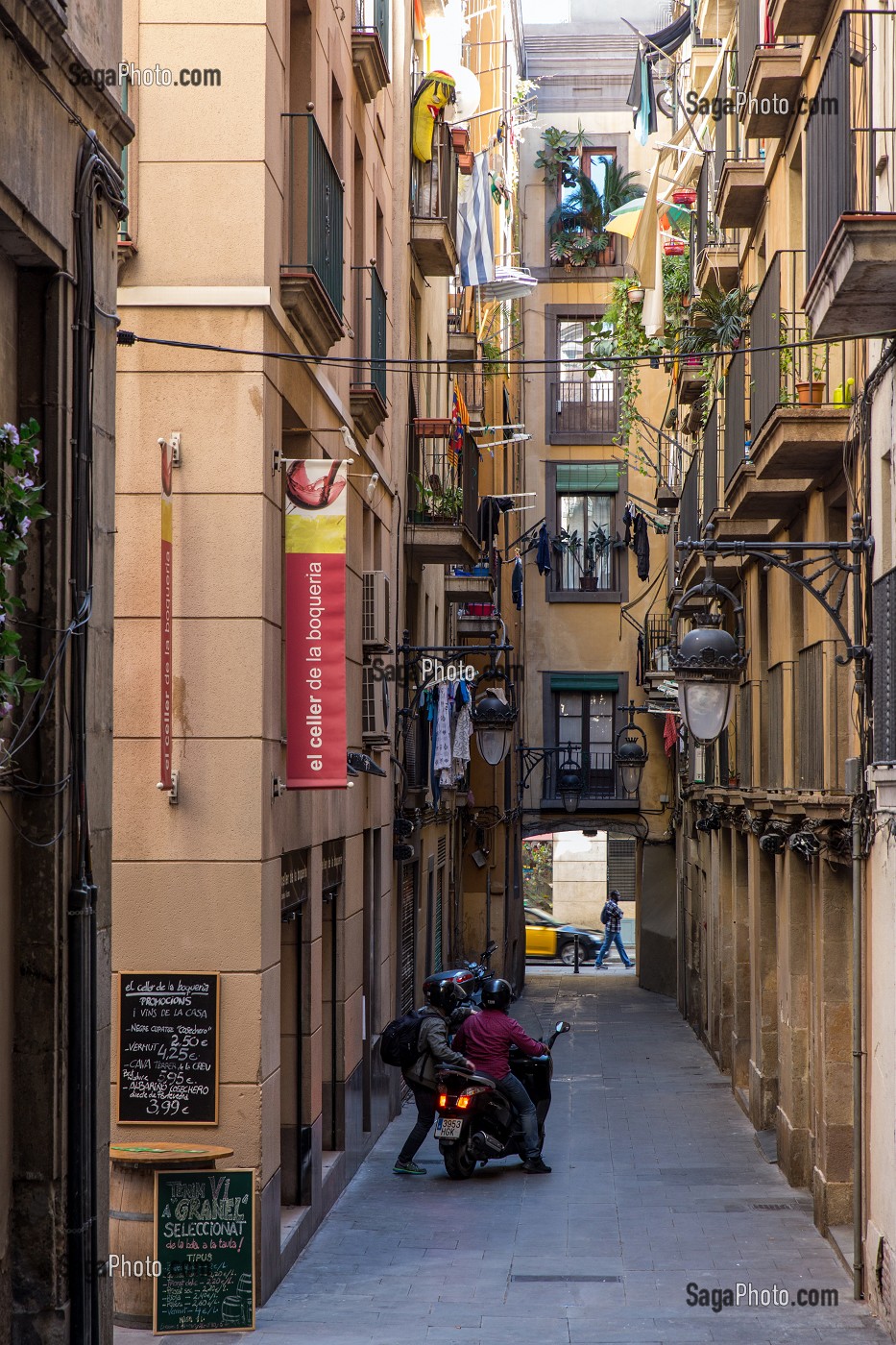 PETITE RUELLE TYPIQUE PRES DU MARCHE DE LA BOQUERIA, CARRER DE LA MORERA, BARCELONE, CATALOGNE, ESPAGNE 