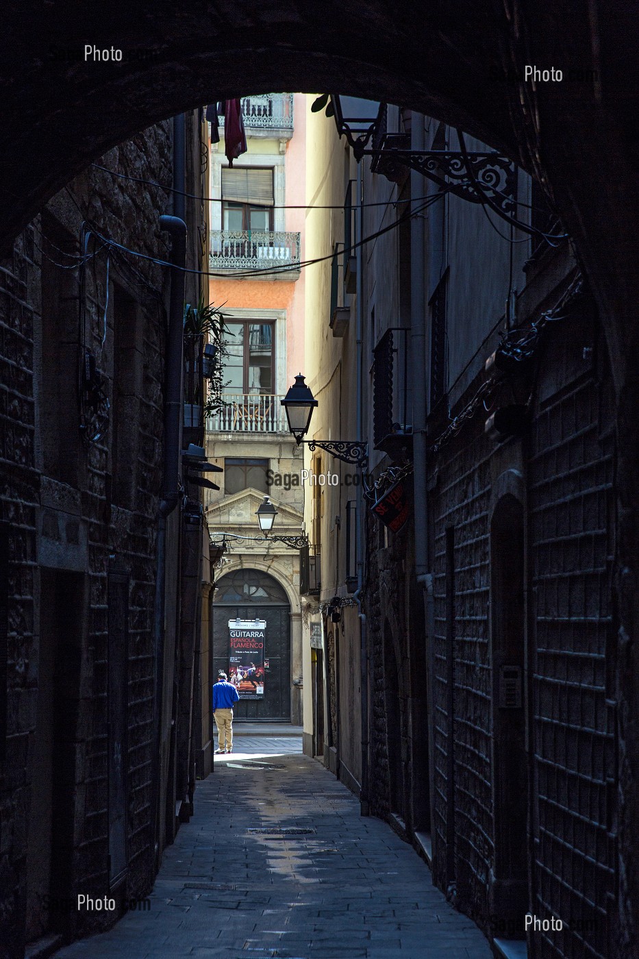 PETITE RUELLE SOMBRE DONNANT SUR L'AVENUE DE FRANCESC CAMBO, BARCELONE, CATALOGNE, ESPAGNE 