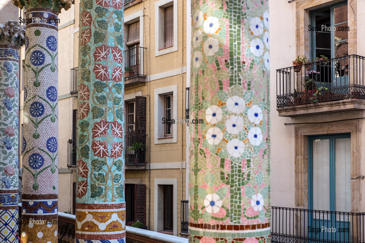 COLONNES EN MOSAIQUE SUR LE BALCON DU PETIT SALON, PALAU DE LA MUSICA CATALANA (PALAIS DE LA MUSIQUE CATALANE), ARCHITECTE DOMENECH I MONTANER, BARCELONE, CATALOGNE, ESPAGNE 