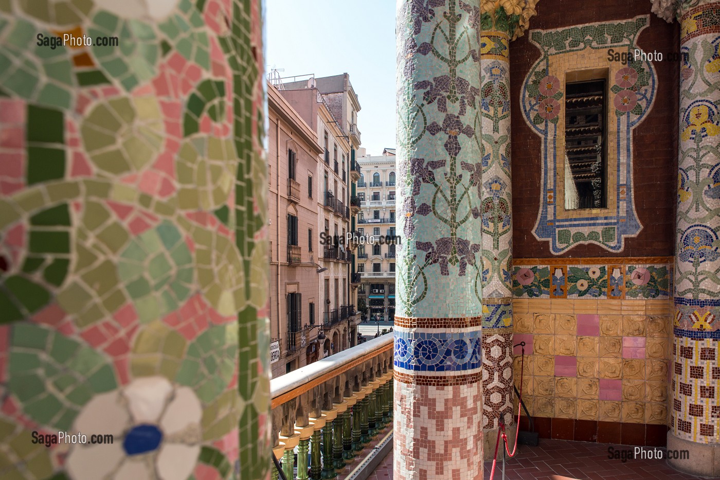 COLONNES EN MOSAIQUE SUR LE BALCON DU PETIT SALON, PALAU DE LA MUSICA CATALANA (PALAIS DE LA MUSIQUE CATALANE), ARCHITECTE DOMENECH I MONTANER, BARCELONE, CATALOGNE, ESPAGNE 