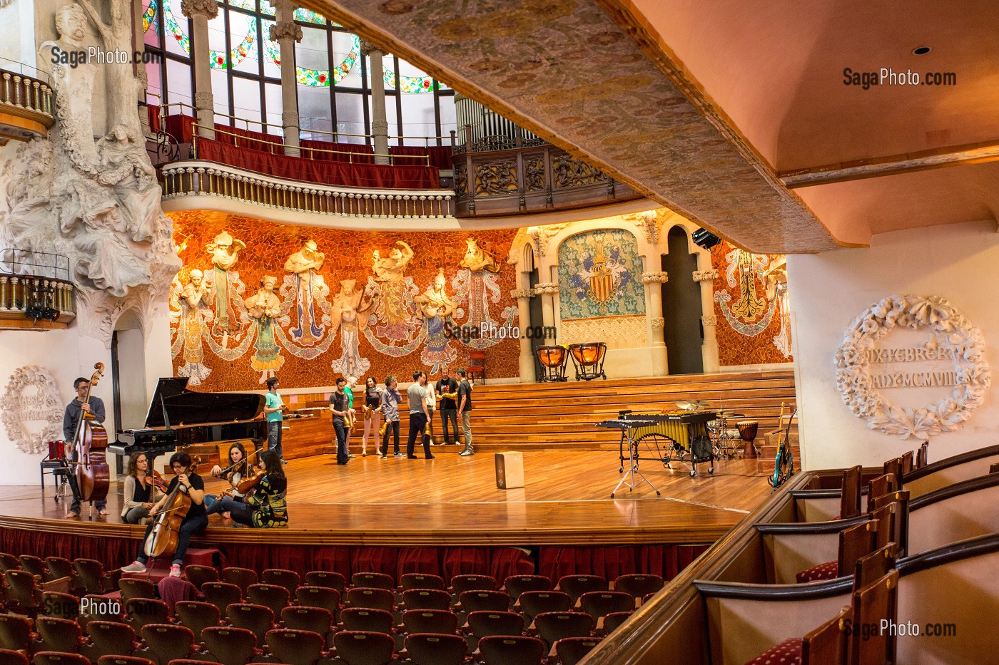 SCENE DE LA SALLE DE CONCERT, PALAU DE LA MUSICA CATALANA (PALAIS DE LA MUSIQUE CATALANE), ARCHITECTE DOMENECH I MONTANER, BARCELONE, CATALOGNE, ESPAGNE 