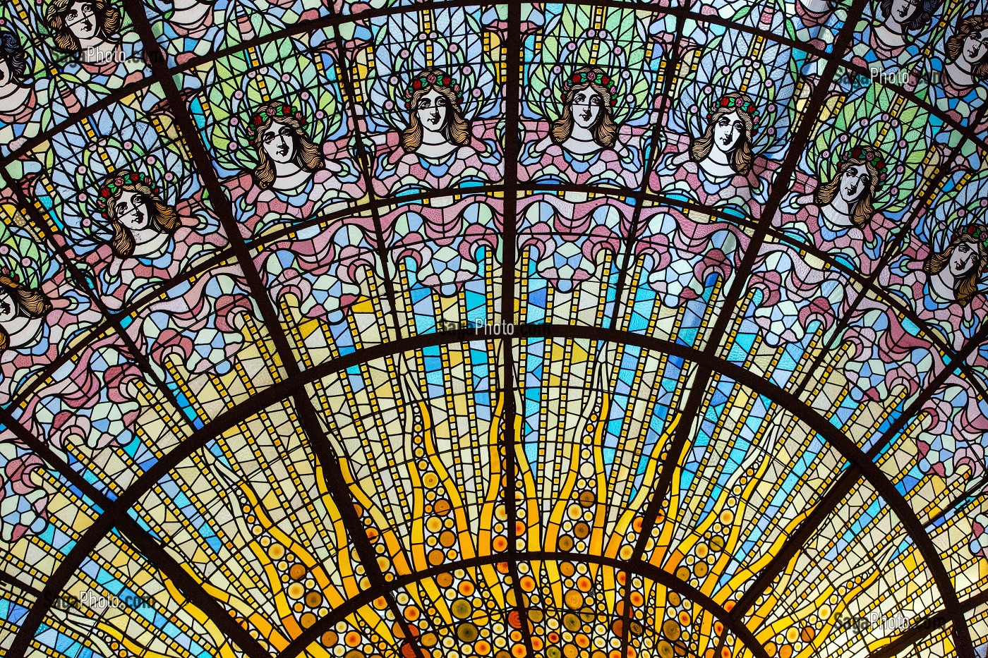 COUPOLE DU GRAND VITRAIL CENTRAL D'ANTONI RIGALT I BLANCH, PALAU DE LA MUSICA CATALANA (PALAIS DE LA MUSIQUE CATALANE), ARCHITECTE DOMENECH I MONTANER, BARCELONE, CATALOGNE, ESPAGNE 