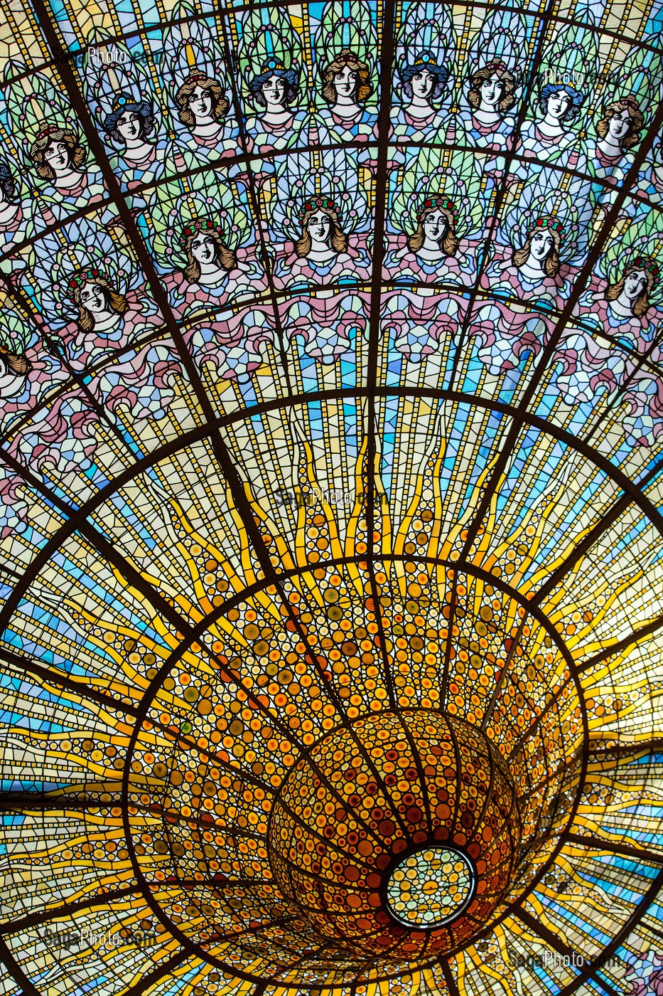 COUPOLE DU GRAND VITRAIL CENTRAL D'ANTONI RIGALT I BLANCH, PALAU DE LA MUSICA CATALANA (PALAIS DE LA MUSIQUE CATALANE), ARCHITECTE DOMENECH I MONTANER, BARCELONE, CATALOGNE, ESPAGNE 