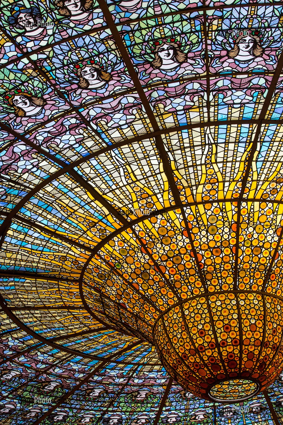 COUPOLE DU GRAND VITRAIL CENTRAL D'ANTONI RIGALT I BLANCH, PALAU DE LA MUSICA CATALANA (PALAIS DE LA MUSIQUE CATALANE), ARCHITECTE DOMENECH I MONTANER, BARCELONE, CATALOGNE, ESPAGNE 