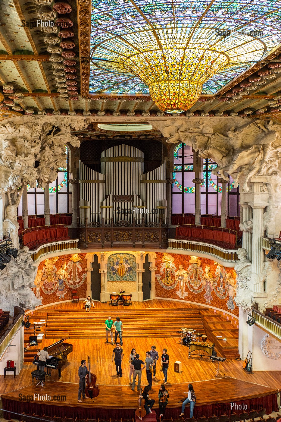 SCENE DE LA SALLE DE CONCERT ET COUPOLE DU GRAND VITRAIL CENTRAL D'ANTONI RIGALT I BLANCH, PALAU DE LA MUSICA CATALANA (PALAIS DE LA MUSIQUE CATALANE), ARCHITECTE DOMENECH I MONTANER, BARCELONE, CATALOGNE, ESPAGNE 