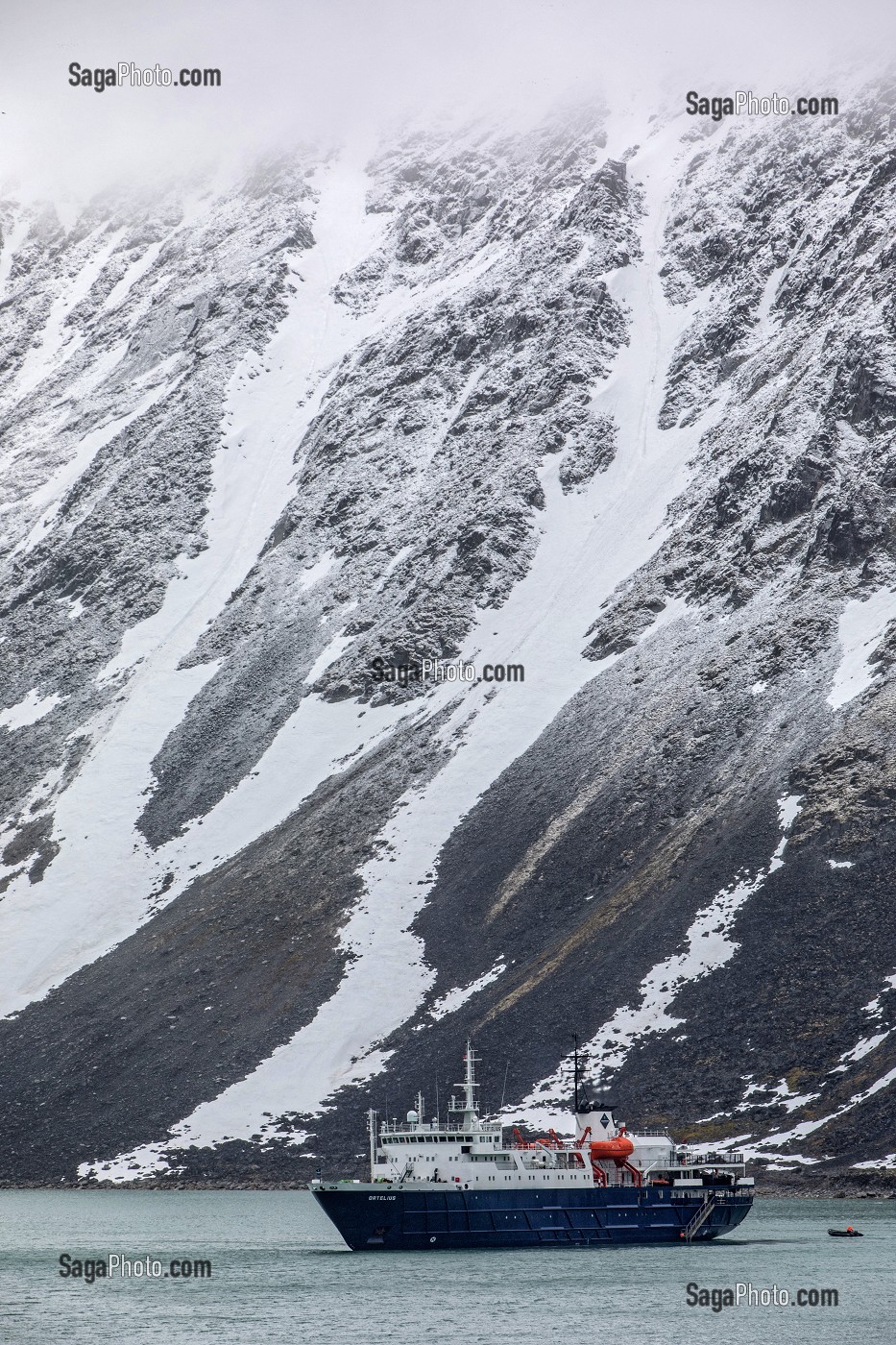 ANCIEN BRISE-GLACE ORTELIUS TRANSFORME EN BATEAU DE CROISIERE, FJORD DE MAGDALENA, SPITZBERG, SVALBARD, OCEAN ARCTIQUE, NORVEGE 