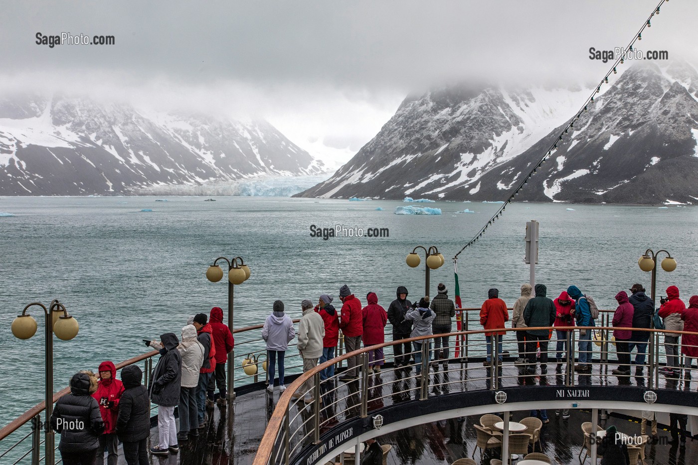 PASSAGERS SUR LE PONT DU BATEAU, CROISIERE A BORD DE L'ASTORIA, FJORD DE MAGDALENA, SPITZBERG, SVALBARD, OCEAN ARCTIQUE, NORVEGE 
