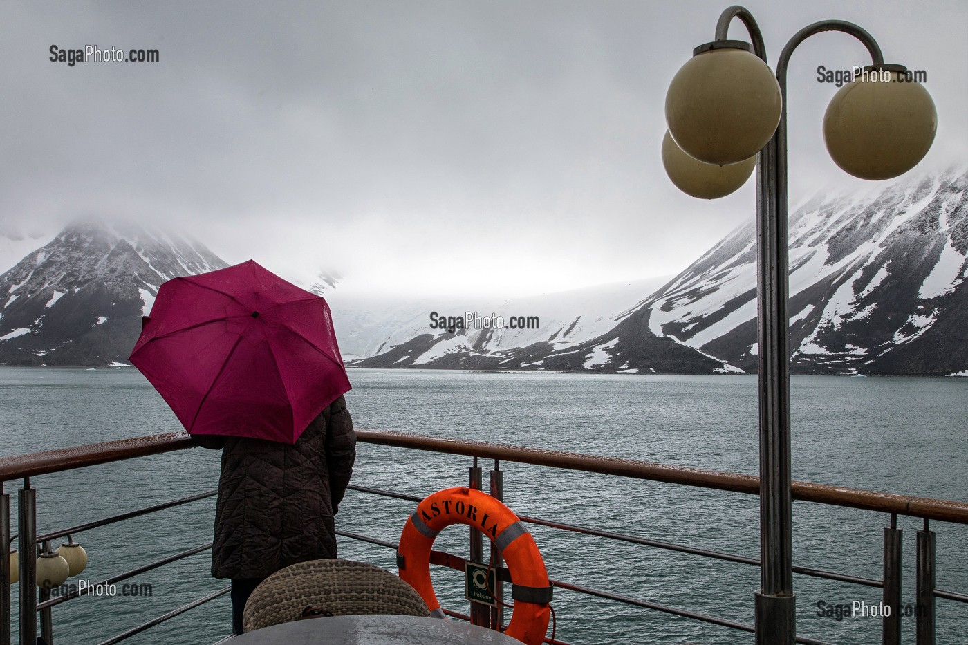 PASSAGER SUR LE PONT DU BATEAU, CROISIERE A BORD DE L'ASTORIA, FJORD DE MAGDALENA, SPITZBERG, SVALBARD, OCEAN ARCTIQUE, NORVEGE 