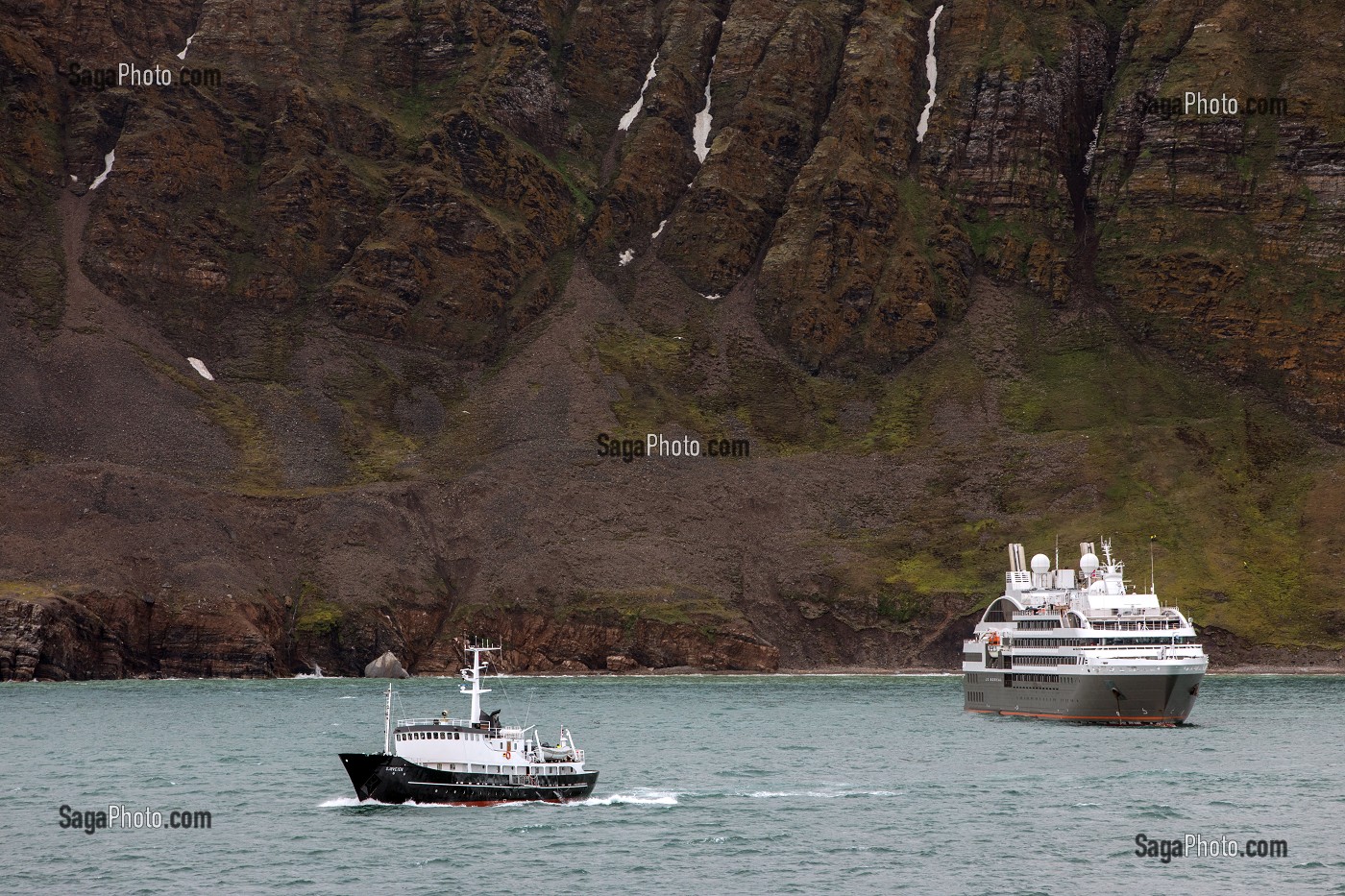 BATEAU DE CROISIERE PONAN ET BATEAU DE RECHERCHE SCIENTIFIQUE, BAIE DU ROI DECOUVERTE PAR ALBERT 1ER DE MONACO, SPITZBERG, SVALBARD, OCEAN ARCTIQUE, NORVEGE 