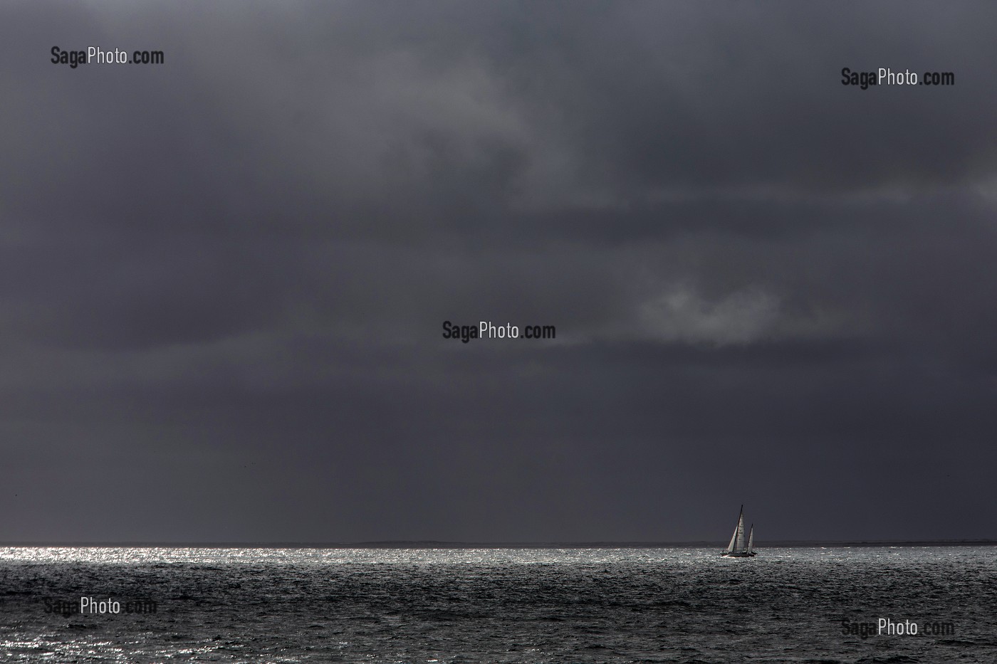 VOILIER SOUS UN CIEL D'ORAGE AU MILIEU DE LA MER ARCTIQUE, SPITZBERG, SVALBARD, OCEAN ARCTIQUE, NORVEGE 