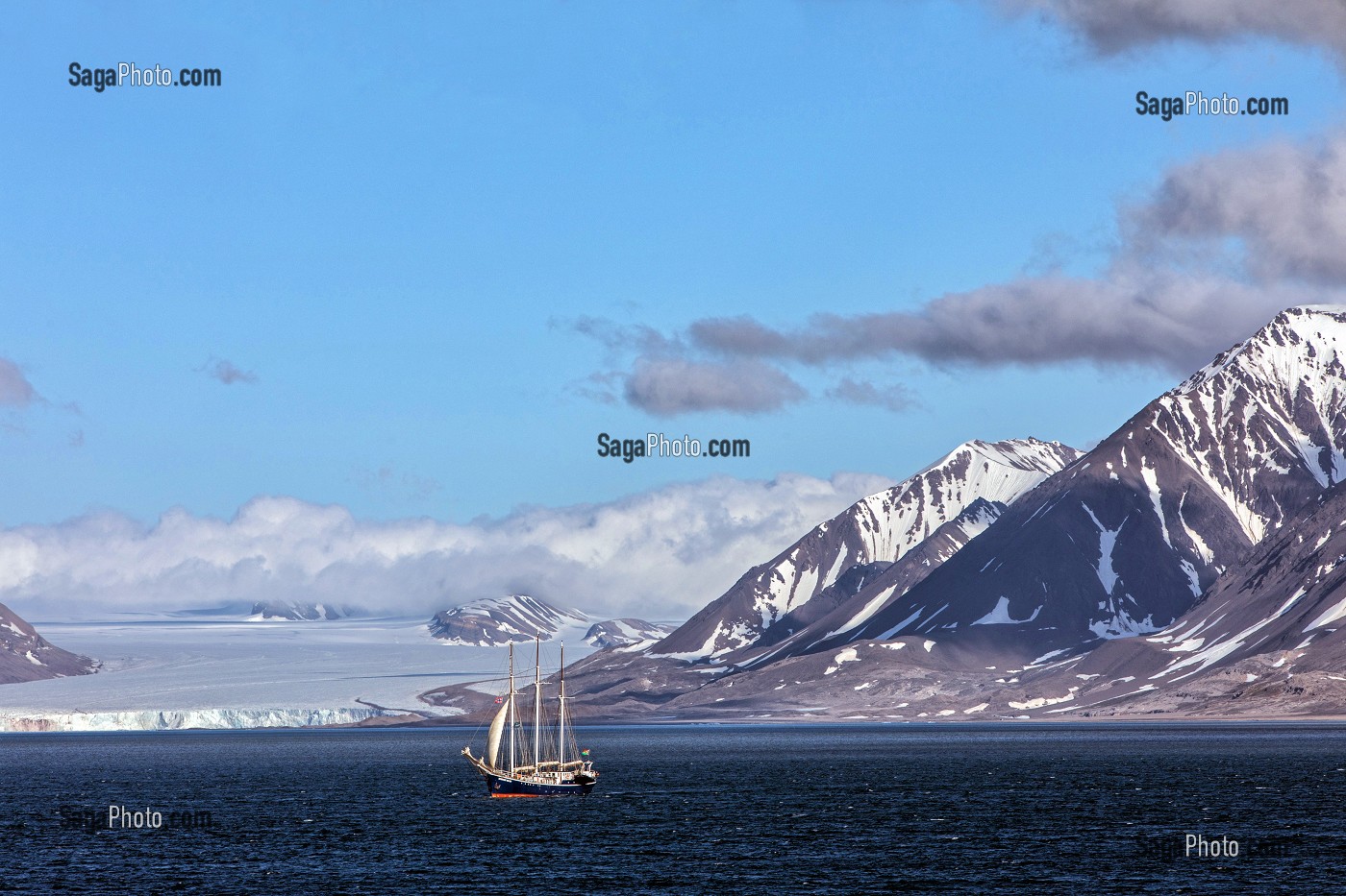 VOILIER DEVANT LE GLACIER, VILLAGE DE NY ALESUND, LOCALITE LA PLUS AU NORD DU MONDE (78 56N), SPITZBERG, SVALBARD, OCEAN ARCTIQUE, NORVEGE 