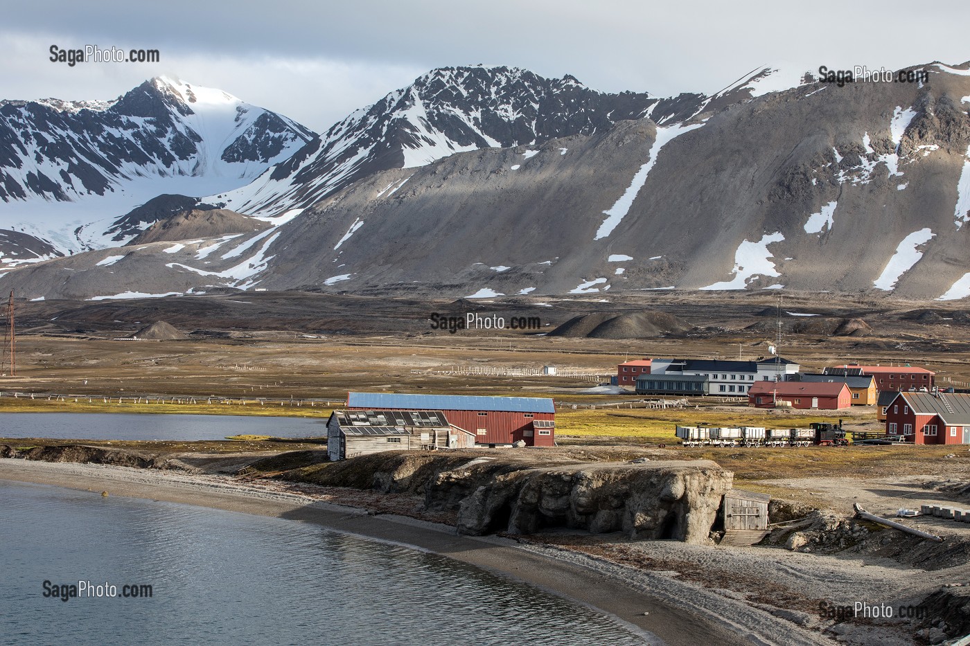 VILLAGE DE NY ALESUND HABITE ESSENTIELLEMENT PAR LA COMMUNAUTE SCIENTIFIQUE, LOCALITE LA PLUS AU NORD DU MONDE (78 56N), SPITZBERG, SVALBARD, OCEAN ARCTIQUE, NORVEGE 