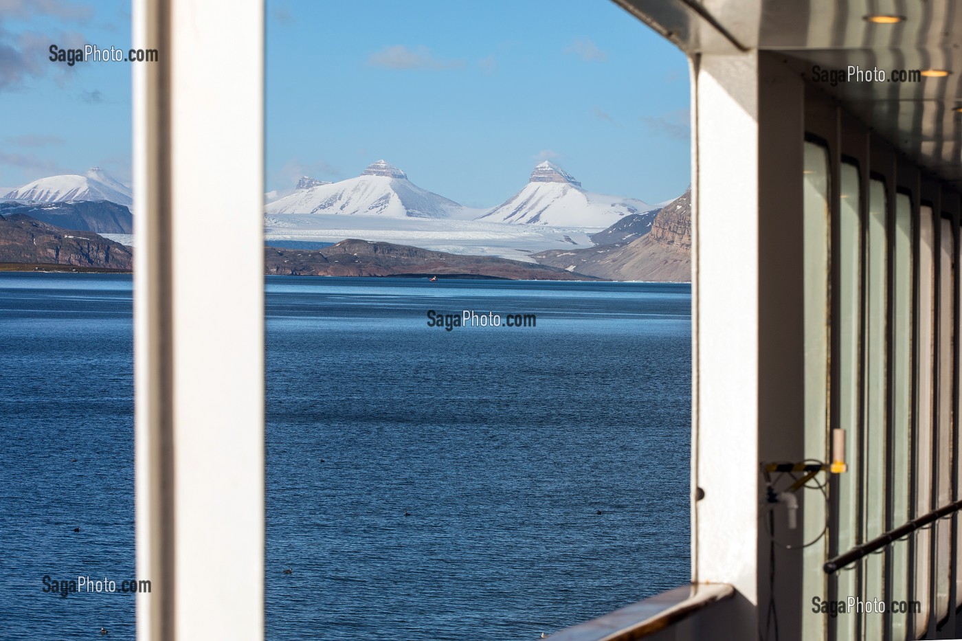 MONTAGNE ET GLACIER AU NORD DU VILLAGE DE NY ALESUND, LOCALITE LA PLUS AU NORD DU MONDE (78 56N), SPITZBERG, SVALBARD, OCEAN ARCTIQUE, NORVEGE 