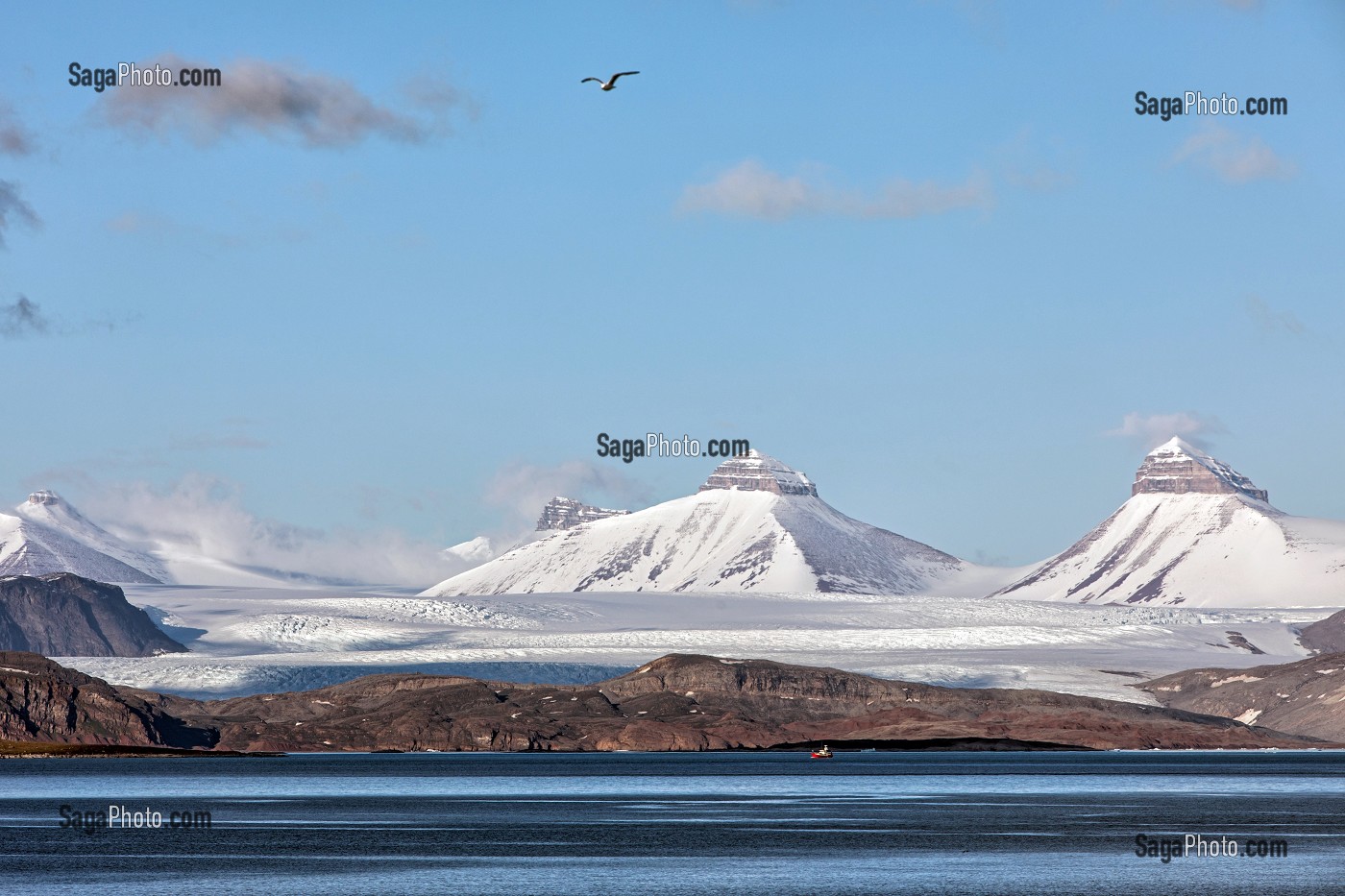 MONTAGNE ET GLACIER AU NORD DU VILLAGE DE NY ALESUND, LOCALITE LA PLUS AU NORD DU MONDE (78 56N), SPITZBERG, SVALBARD, OCEAN ARCTIQUE, NORVEGE 