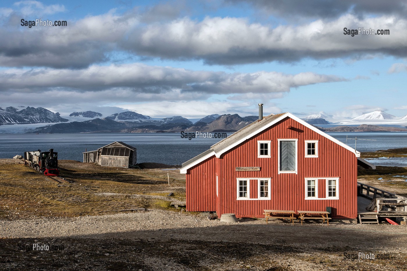 MAISON EN BOIS COLOREE DE L'ANCIENNE CITE MINIERE (CHARBON) DU VILLAGE DE NY ALESUND, LOCALITE LA PLUS AU NORD DU MONDE (78 56N), SPITZBERG, SVALBARD, OCEAN ARCTIQUE, NORVEGE 