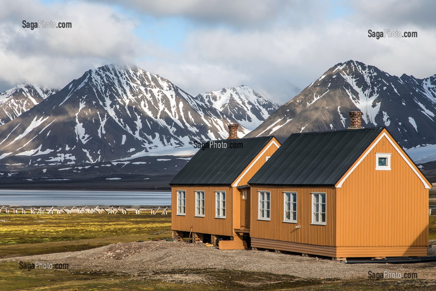 MAISON EN BOIS COLOREE DE L'ANCIENNE CITE MINIERE (CHARBON) DU VILLAGE DE NY ALESUND, LOCALITE LA PLUS AU NORD DU MONDE (78 56N), SPITZBERG, SVALBARD, OCEAN ARCTIQUE, NORVEGE 