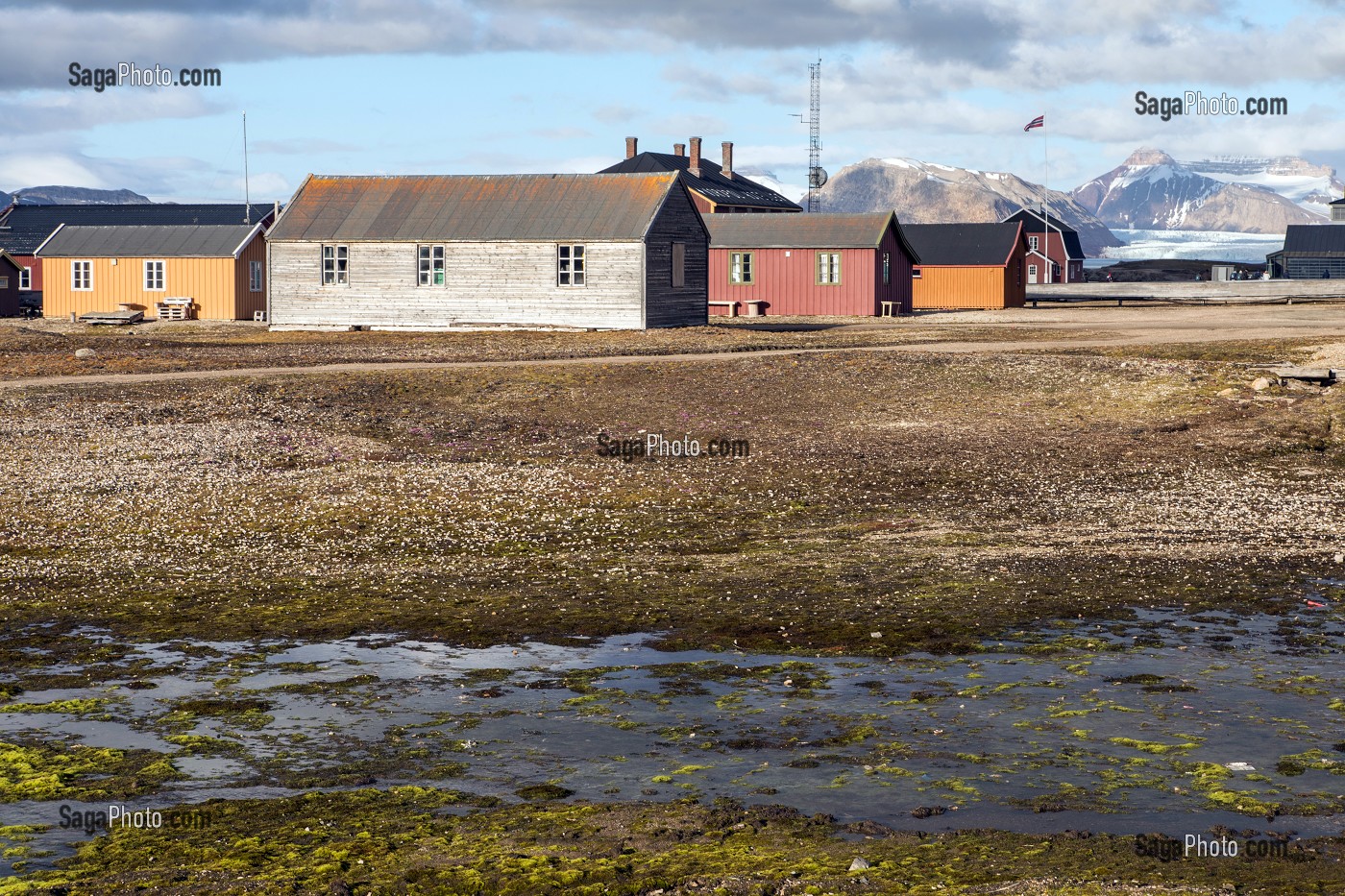 MAISONS EN BOIS COLOREE DE L'ANCIENNE CITE MINIERE (CHARBON) DU VILLAGE DE NY ALESUND, LOCALITE LA PLUS AU NORD DU MONDE (78 56N), SPITZBERG, SVALBARD, OCEAN ARCTIQUE, NORVEGE 