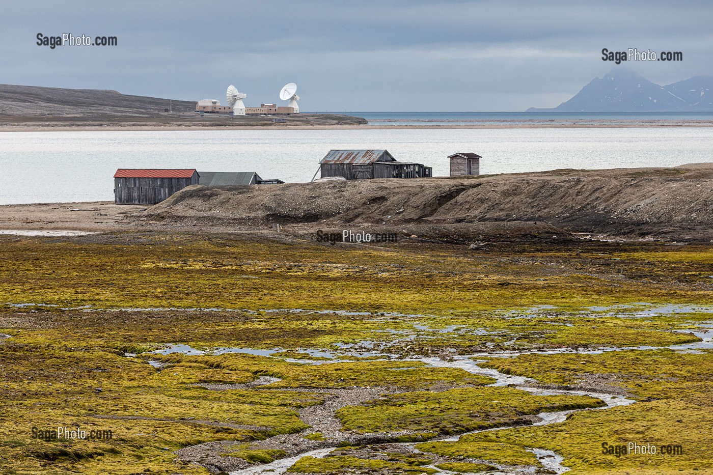 ANCIENNE CITE MINIERE HABITEE PAR LA COMMUNAUTE SCIENTIFIQUE, VILLAGE DE NY ALESUND, LOCALITE LA PLUS AU NORD DU MONDE (78 56N), SPITZBERG, SVALBARD, OCEAN ARCTIQUE, NORVEGE 