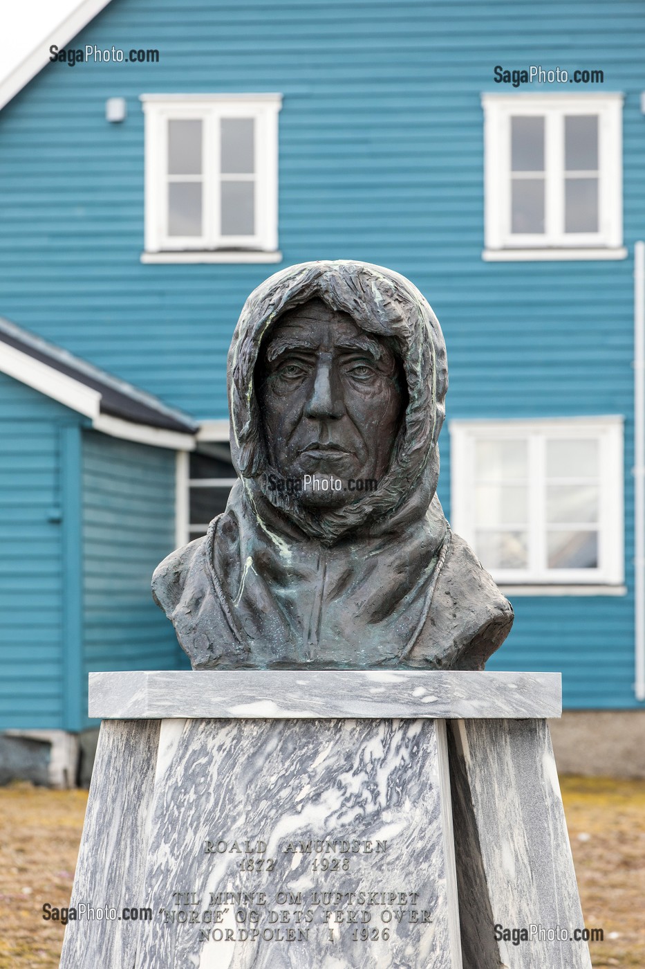 BUSTE DE ROALD AMUNDSEN (1872-1928), EXPLORATEUR POLAIRE NORVEGIEN, VILLAGE DE NY ALESUND, LOCALITE LA PLUS AU NORD DU MONDE (78 56N), SPITZBERG, SVALBARD, OCEAN ARCTIQUE, NORVEGE 