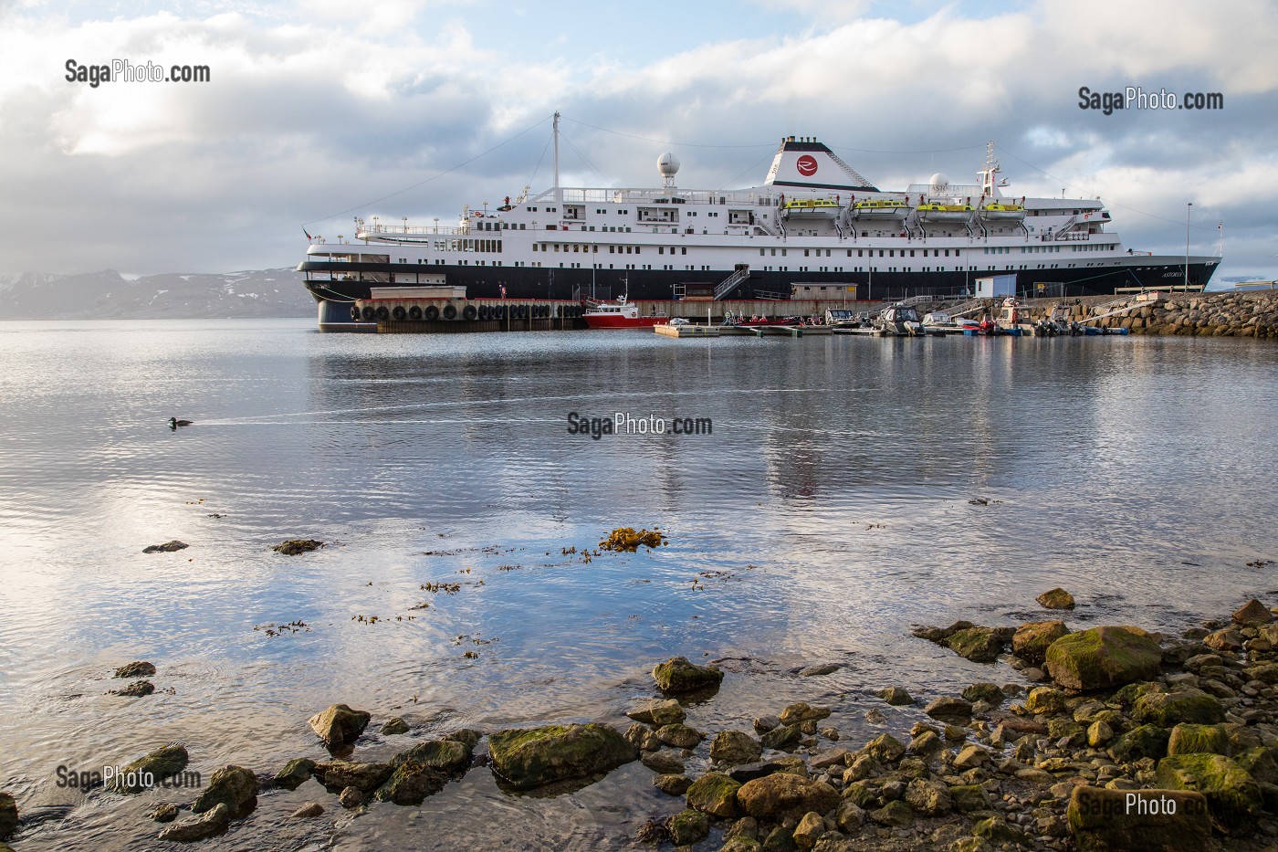 BATEAU ASTORIA A QUAI, VILLAGE DE NY ALESUND, LOCALITE LA PLUS AU NORD DU MONDE (78 56N), SPITZBERG, SVALBARD, OCEAN ARCTIQUE, NORVEGE 