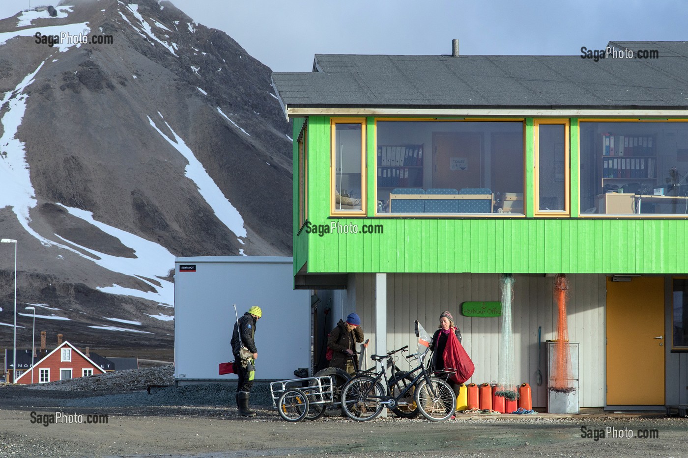 CAPITAINERIE DU PORT AVEC SON PERSONNEL ARME, VILLAGE DE NY ALESUND, LOCALITE LA PLUS AU NORD DU MONDE (78 56N), SPITZBERG, SVALBARD, OCEAN ARCTIQUE, NORVEGE 
