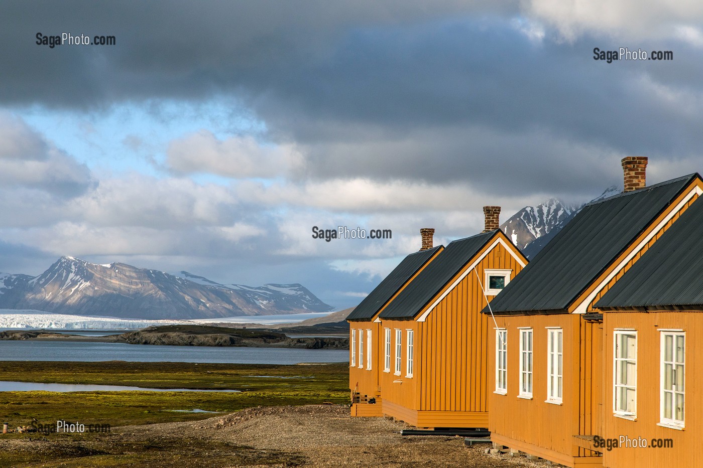 MAISONS COLOREES EN BOIS DE L'ANCIENNE CITE MINIERE (CHARBON) DU VILLAGE DE NY ALESUND, LOCALITE LA PLUS AU NORD DU MONDE (78 56N), SPITZBERG, SVALBARD, OCEAN ARCTIQUE, NORVEGE 