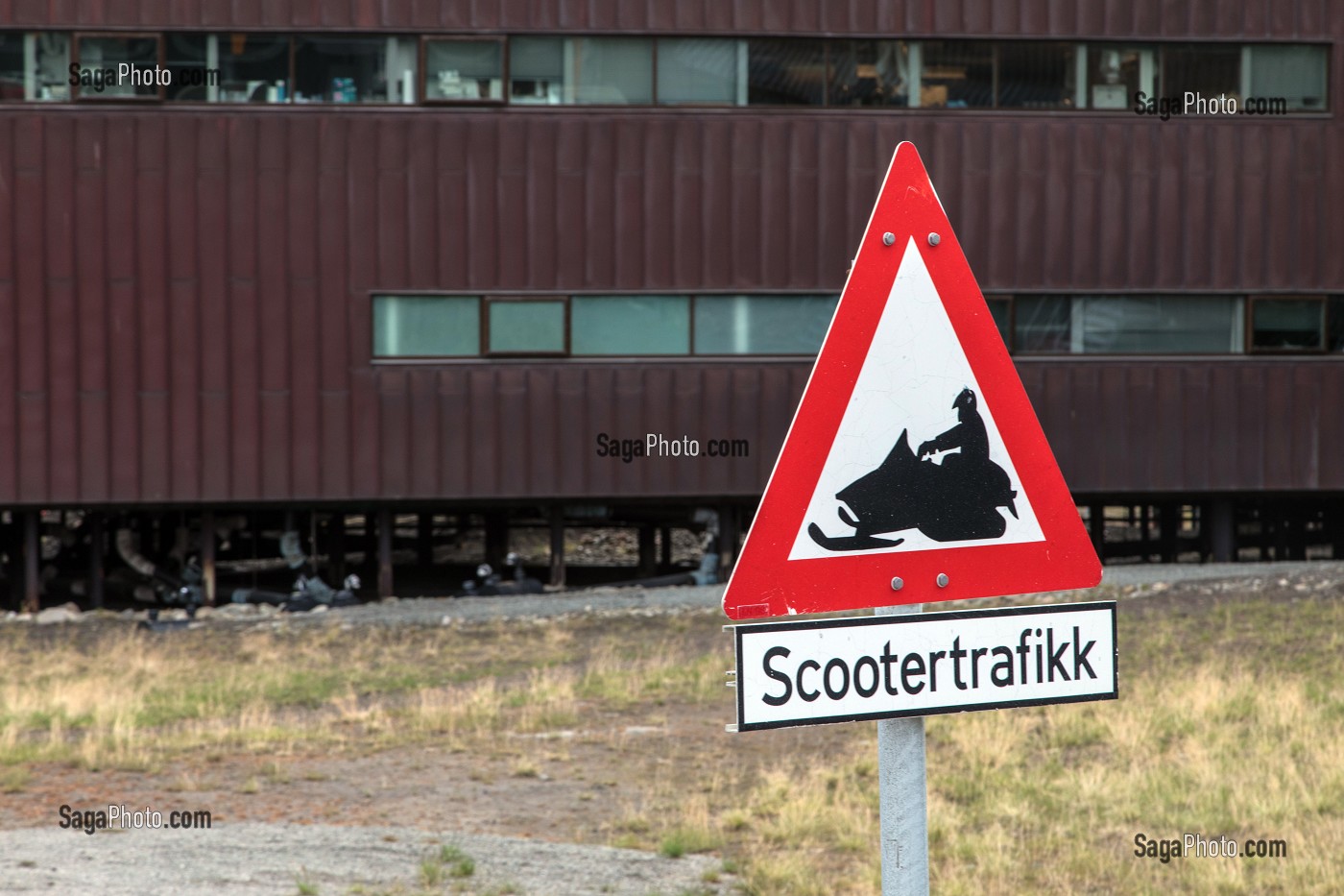 PANNEAUX DE SIGNALISATION POUR FAIRE ATTENTION A LA PRESENCE DE SCOOTER DES NEIGES, VILLE DE LONGYEARBYEN, LA PLUS SEPTENTRIONALE DE LA TERRE, SPITZBERG, SVALBARD, OCEAN ARCTIQUE, NORVEGE 
