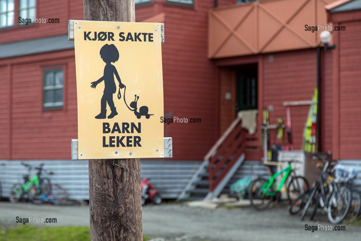 PANNEAU DE SIGNALISATION DE RALENTISSEMENT COMME UN ESCARGOT DEVANT UNE ECOLE, VILLE DE LONGYEARBYEN, LA PLUS SEPTENTRIONALE DE LA TERRE, SPITZBERG, SVALBARD, OCEAN ARCTIQUE, NORVEGE 