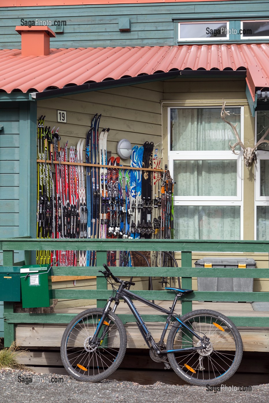 SKI ET VELOS DEVANT UNE MAISON, MOYENS DE LOCOMOTION, VILLE DE LONGYEARBYEN, LA PLUS SEPTENTRIONALE DE LA TERRE, SPITZBERG, SVALBARD, OCEAN ARCTIQUE, NORVEGE 