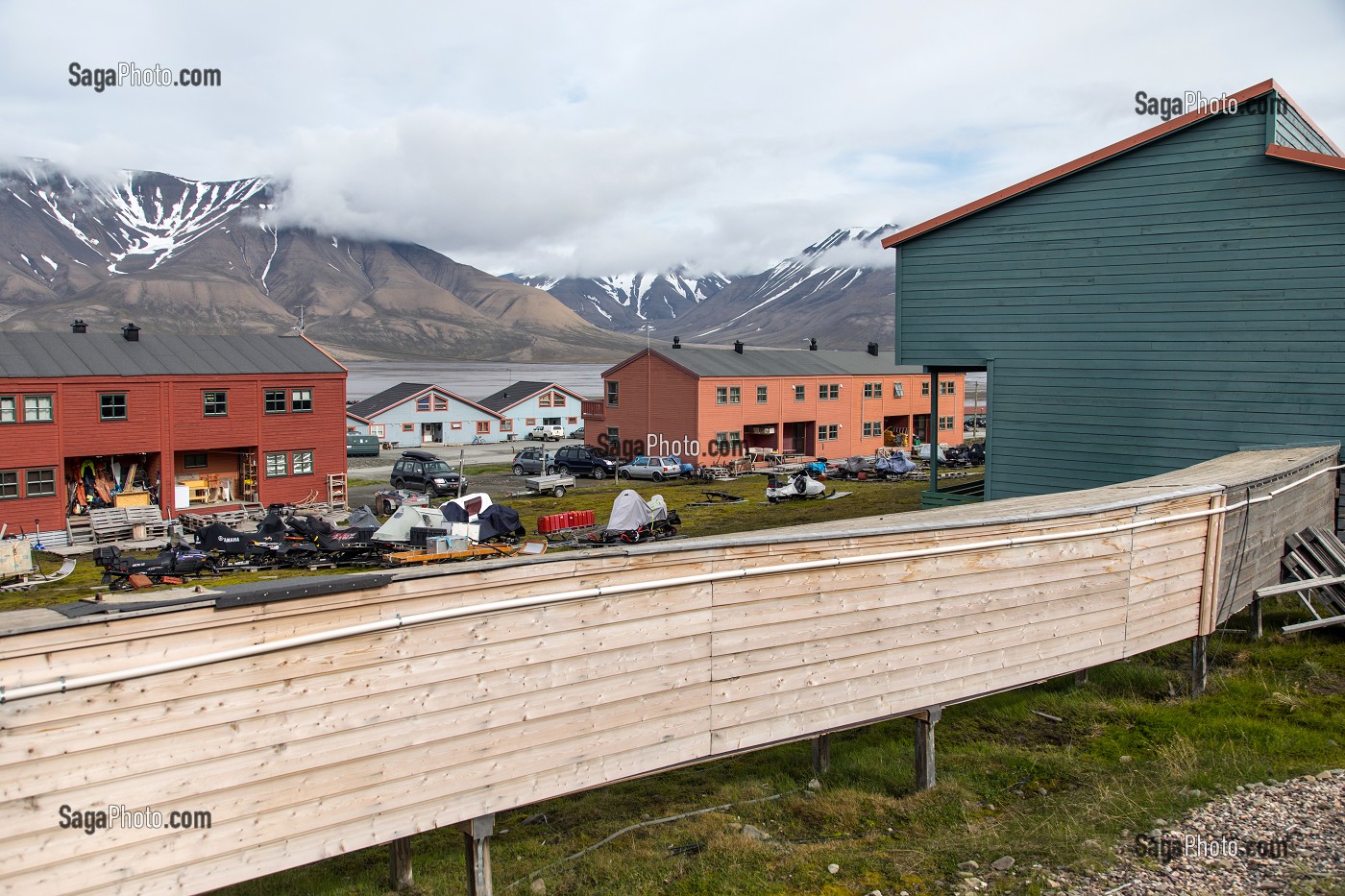 TUYAUS DU TOUT A L'EGOUT HORS SOL A CAUSE DE LA TERRE GELEE, VILLE DE LONGYEARBYEN, LA PLUS SEPTENTRIONALE DE LA TERRE, SPITZBERG, SVALBARD, OCEAN ARCTIQUE, NORVEGE 