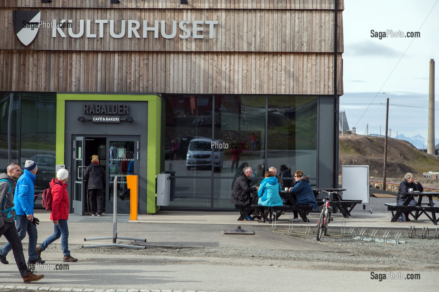 TERRASSE DU CAFE BAKERI RABALDER ET MAISON DE LA CULTURE, VILLE DE LONGYEARBYEN, LA PLUS SEPTENTRIONALE DE LA TERRE, SPITZBERG, SVALBARD, OCEAN ARCTIQUE, NORVEGE 