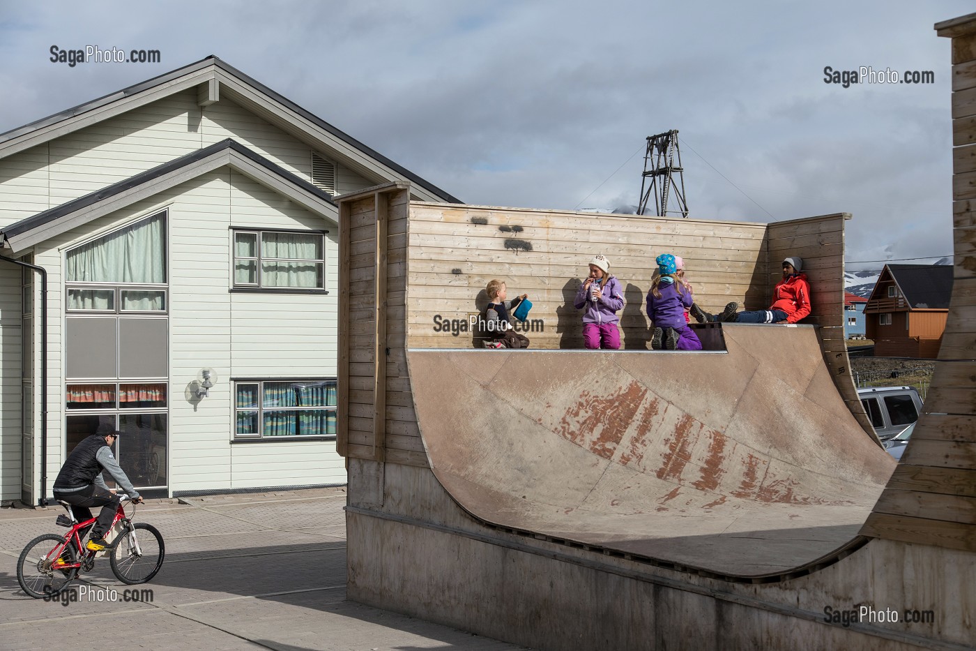 ENFANTS SUR L'AIRE DE JEU, VILLE DE LONGYEARBYEN, LA PLUS SEPTENTRIONALE DE LA TERRE, SPITZBERG, SVALBARD, OCEAN ARCTIQUE, NORVEGE 