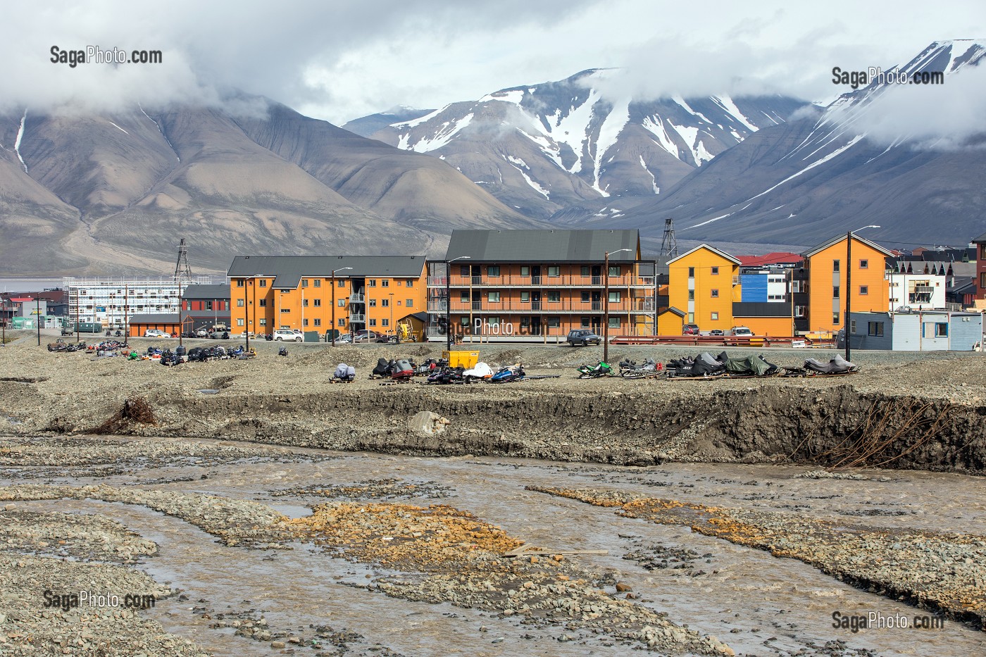 SCOOTER DES NEIGES DEVANT LES IMMEUBLES COLORES EN BOIS, VILLE DE LONGYEARBYEN, LA PLUS SEPTENTRIONALE DE LA TERRE, SPITZBERG, SVALBARD, OCEAN ARCTIQUE, NORVEGE 