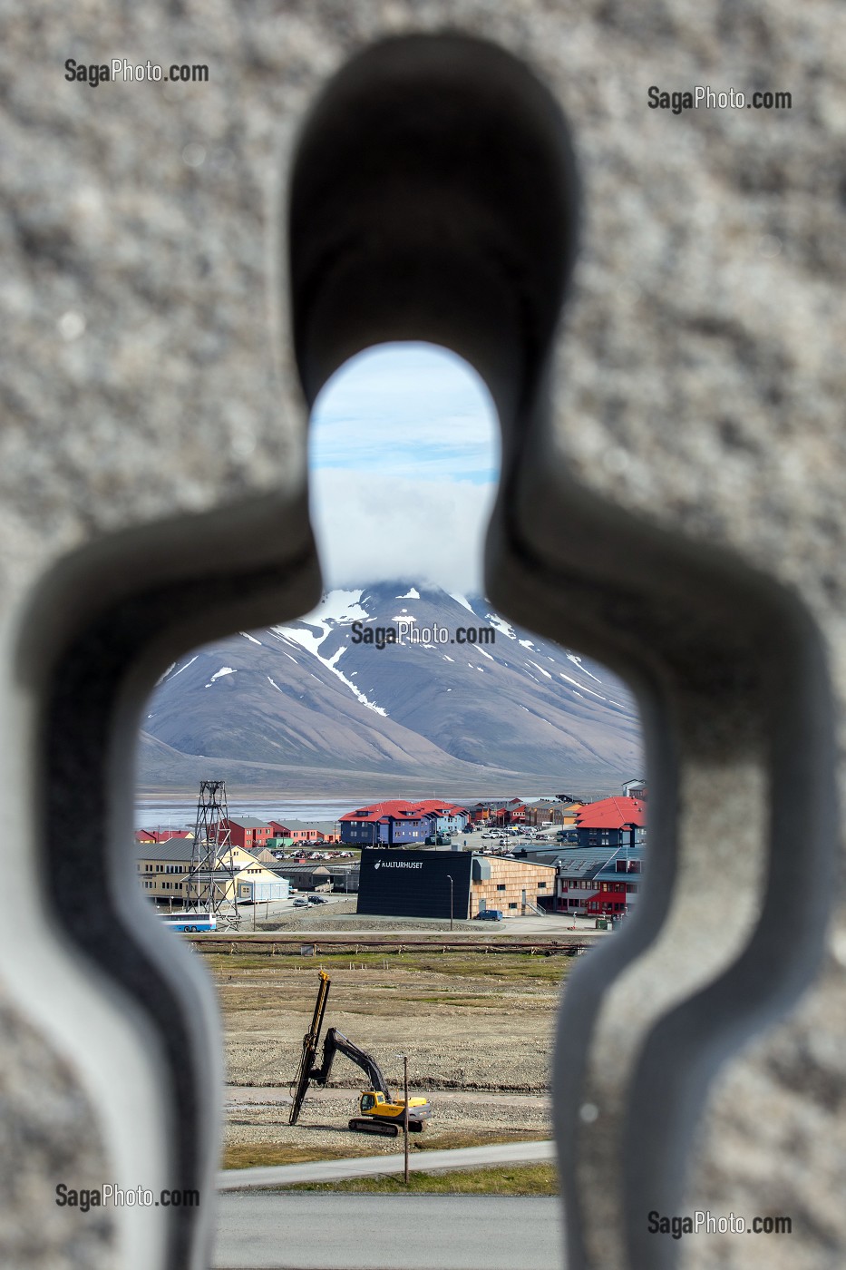 SCULPTURE DEVANT L'EGLISE, VILLE DE LONGYEARBYEN, LA PLUS SEPTENTRIONALE DE LA TERRE, SPITZBERG, SVALBARD, OCEAN ARCTIQUE, NORVEGE 