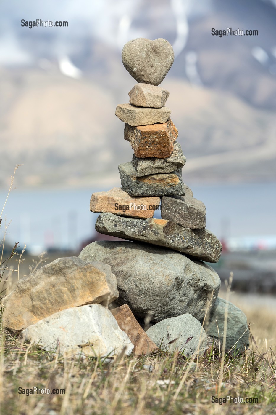 CAIRN EN PIERRE DEVANT L'EGLISE, VILLE DE LONGYEARBYEN, LA PLUS SEPTENTRIONALE DE LA TERRE, SPITZBERG, SVALBARD, OCEAN ARCTIQUE, NORVEGE 