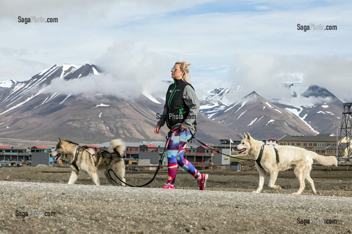FEMMES AVEC SES CHIENS DE TRAINEAUX, VILLE DE LONGYEARBYEN, LA PLUS SEPTENTRIONALE DE LA TERRE, SPITZBERG, SVALBARD, OCEAN ARCTIQUE, NORVEGE 