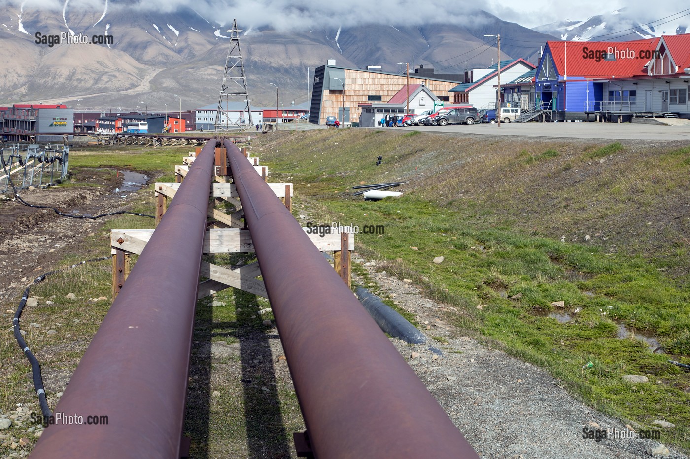 TUYAUX DU TOUT A L'EGOUT HORS SOL A CAUSE DE LA TERRE GELEE, VILLE DE LONGYEARBYEN, LA PLUS SEPTENTRIONALE DE LA TERRE, SPITZBERG, SVALBARD, OCEAN ARCTIQUE, NORVEGE 
