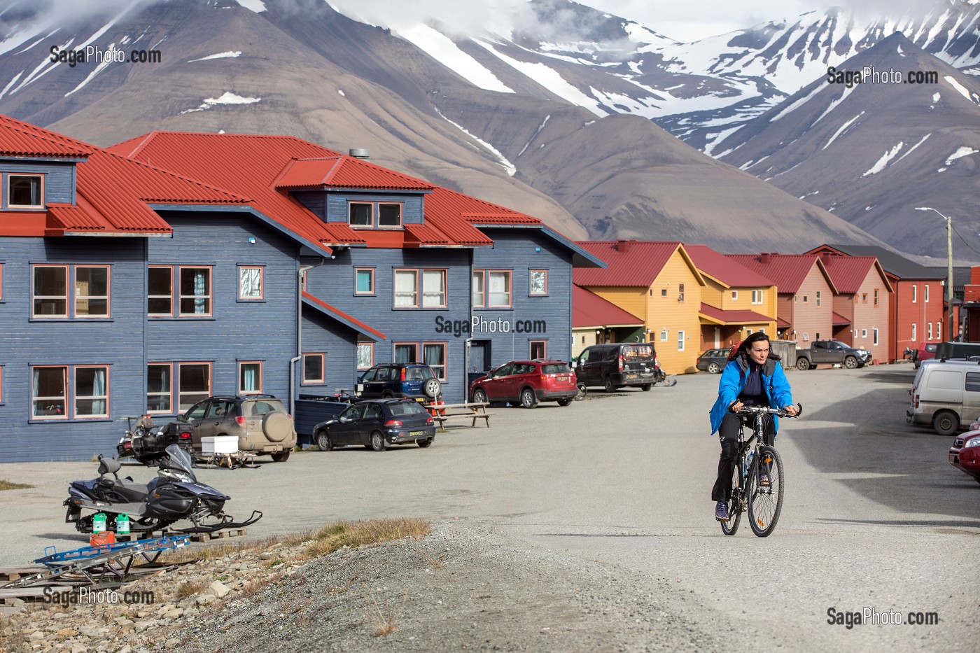 FEMME A VELO ET MAISONS COLOREES EN BOIS, VILLE DE LONGYEARBYEN, LA PLUS SEPTENTRIONALE DE LA TERRE, SPITZBERG, SVALBARD, OCEAN ARCTIQUE, NORVEGE 