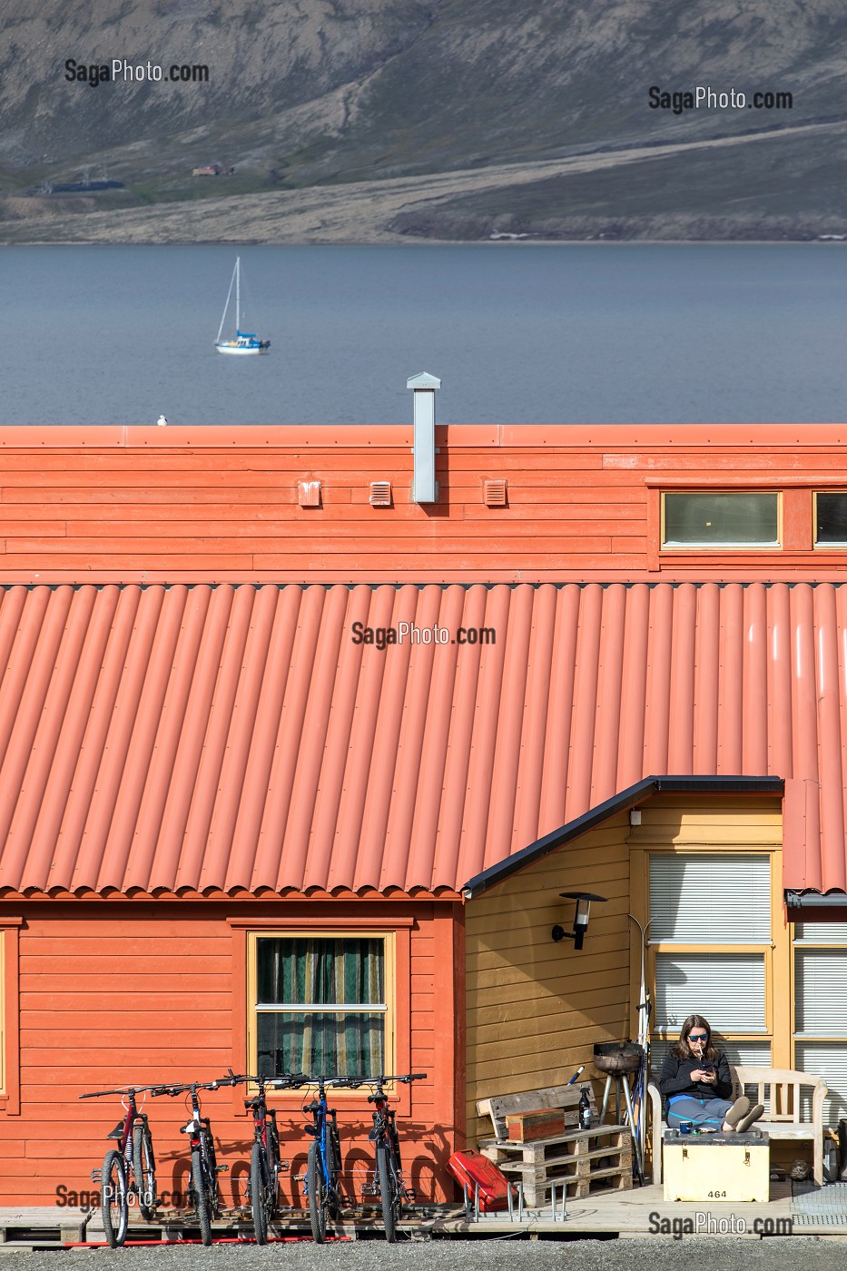 MAISONS COLOREES EN BOIS, VILLE DE LONGYEARBYEN, LA PLUS SEPTENTRIONALE DE LA TERRE, SPITZBERG, SVALBARD, OCEAN ARCTIQUE, NORVEGE 