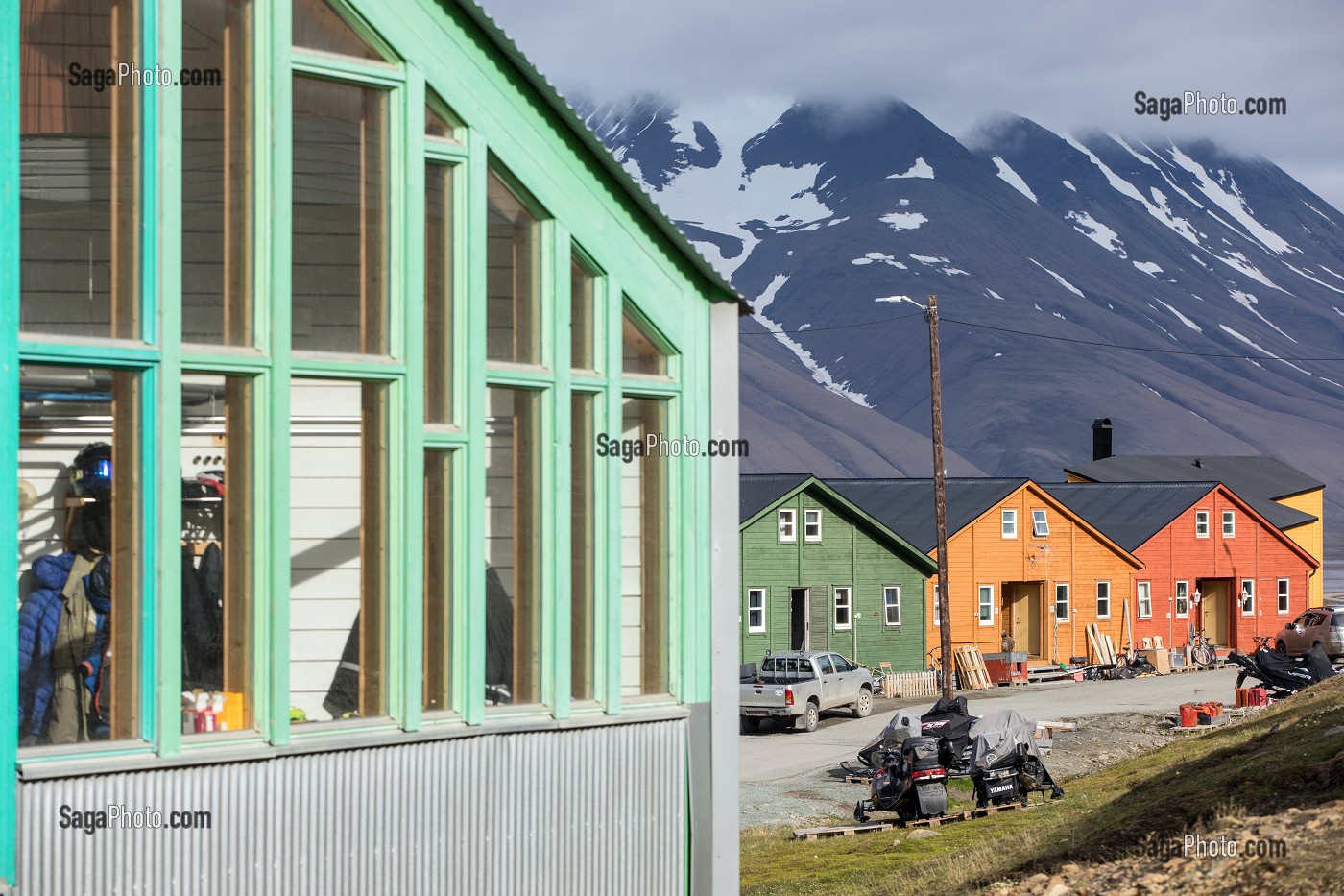 MAISONS COLOREES EN BOIS, VILLE DE LONGYEARBYEN, LA PLUS SEPTENTRIONALE DE LA TERRE, SPITZBERG, SVALBARD, OCEAN ARCTIQUE, NORVEGE 