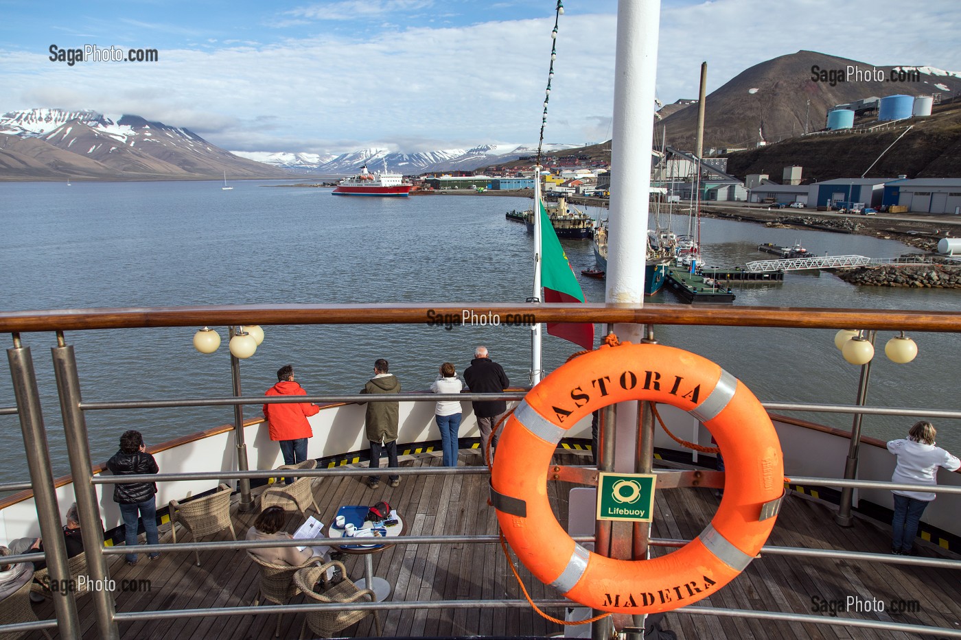PASSAGERS SUR LE PONT DU BATEAU DE CROISIERE ASTORIA, VILLE DE LONGYEARBYEN, LA PLUS SEPTENTRIONALE DE LA TERRE, SPITZBERG, SVALBARD, OCEAN ARCTIQUE, NORVEGE 