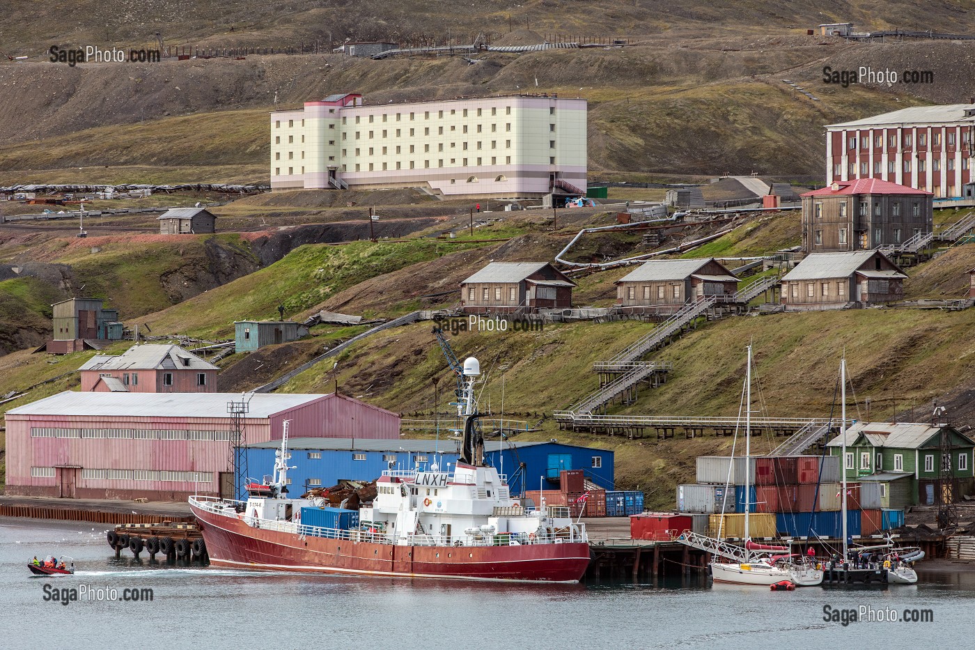 PORT DE LA CITE MINIERE RUSSE DE BARENTSBURG, TOUJOURS EN ACTIVITE, SPITZBERG, SVALBARD, OCEAN ARCTIQUE, NORVEGE 