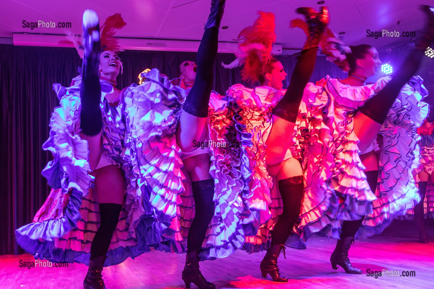 SPECTACLE DE DANSE (FRENCH CANCAN) A BORD DU BATEAU DE CROISIERE ASTORIA, SPITZBERG, SVALBARD, OCEAN ARCTIQUE, NORVEGE 